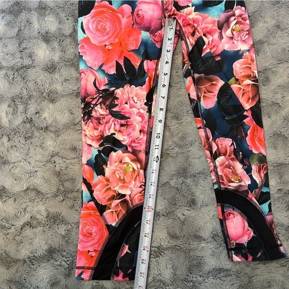 Lululemon Run: Inspire Crop II Secret Garden / Black Pink Floral Barbie Size 4 - Picture 9 of 9